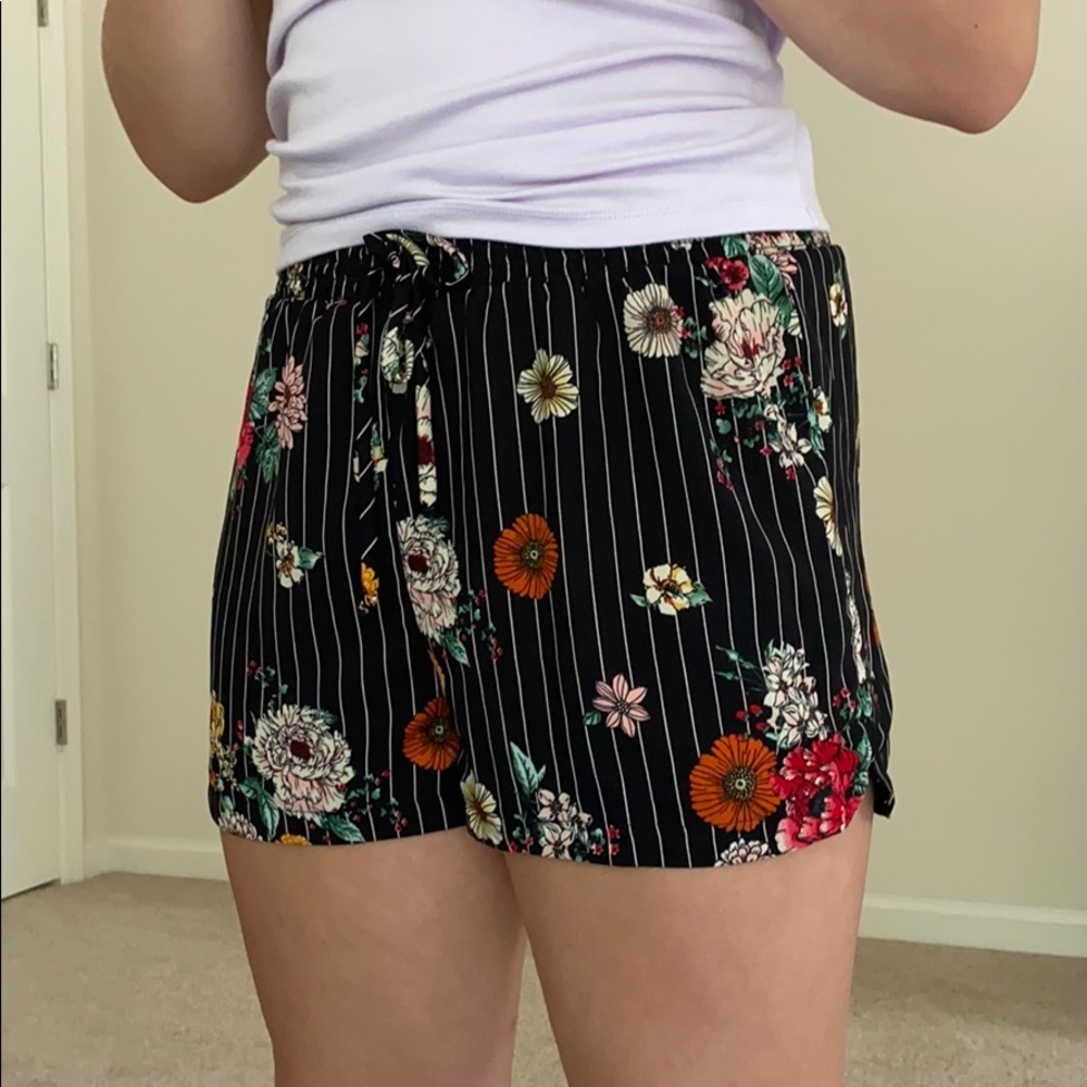Stretchy, flowy floral shirts! 🌹🌸🌿
